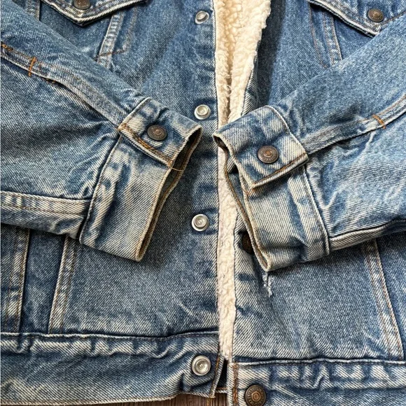 Vintage Levi’s 46R Sherpa-Lined Jean Jacket – Classic & Cozy - Picture 6 of 13